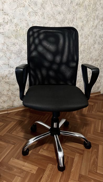 Рабочее кресло с сетчатой спинкой