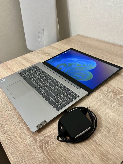 Ноутбук Lenovo IdeaPad 3 / Core i3