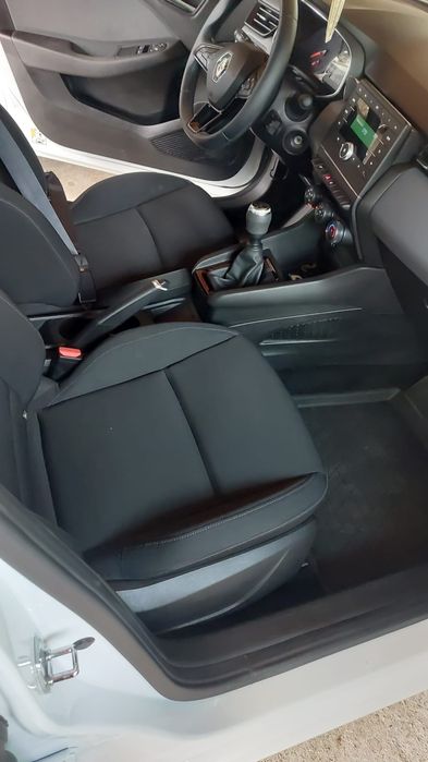 Renault Clio V, an 2021, cumpărat din reprezentanță