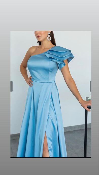 Дълга официална рокля с елегантна цепка