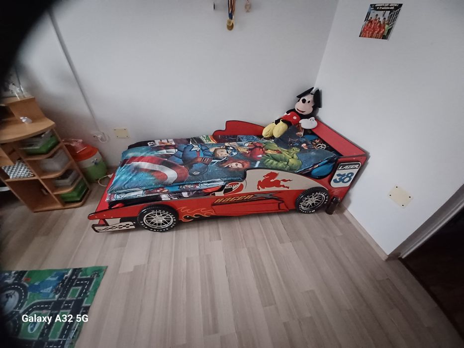 Vând pat copii mașină