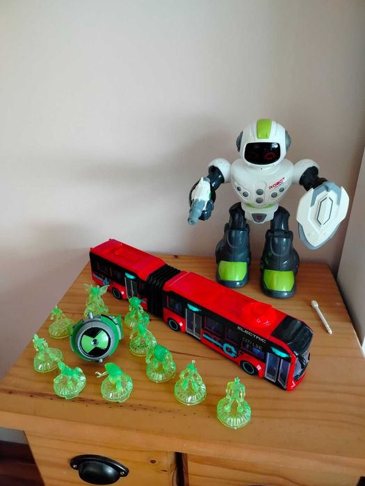 Детски робот с движение, звук и светлини, автобус, часовник на Бен Тен