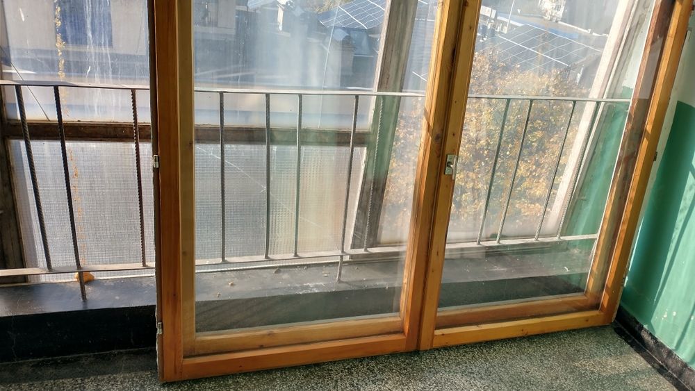 Дървен прозорец, естествения  цвят на дървото.