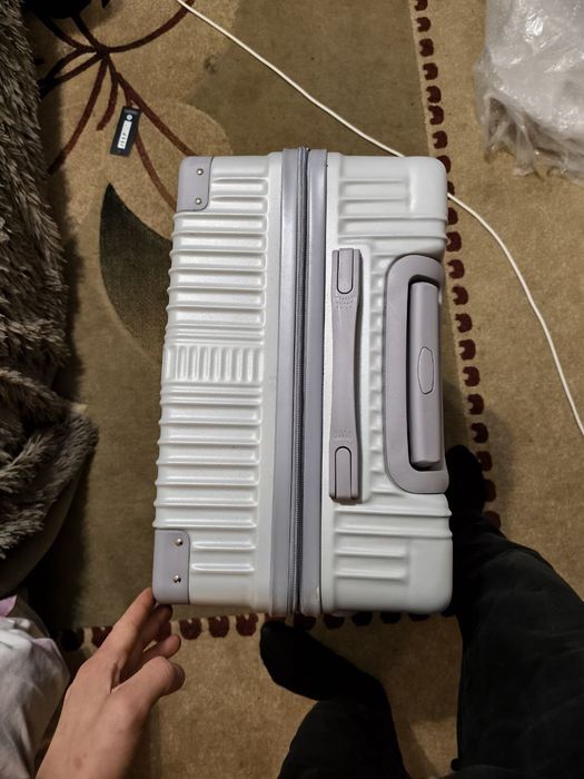 Чемодан серый 9000тг