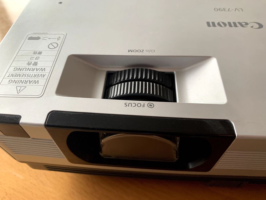 ПРОДАВА СЕ МУЛТИМЕДИЕН ПРОЕКТОР // Canon LV 7390 - КАТО НОВ Е !!!