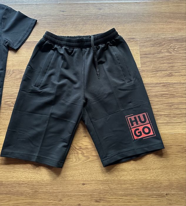 Мъжки,памучен,черен къс комплект Hugo BOSS с червено лого и ципове на джобовете
