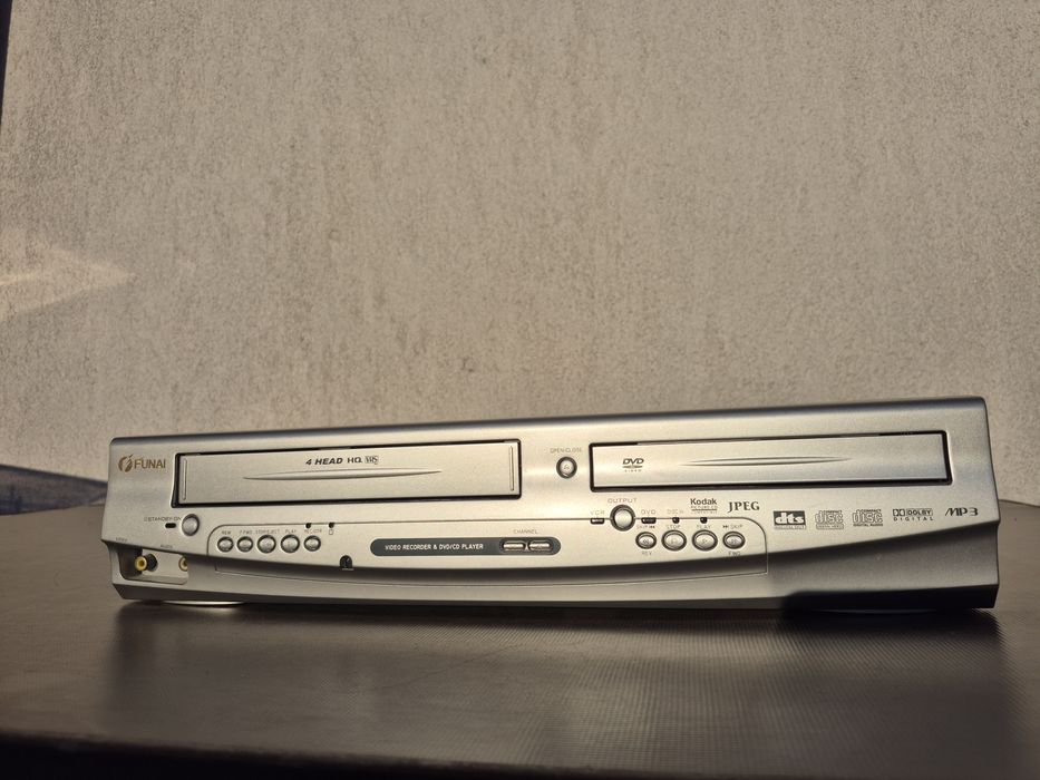 Vând video recorder & DVD Player marca Funai model DVPR-6530