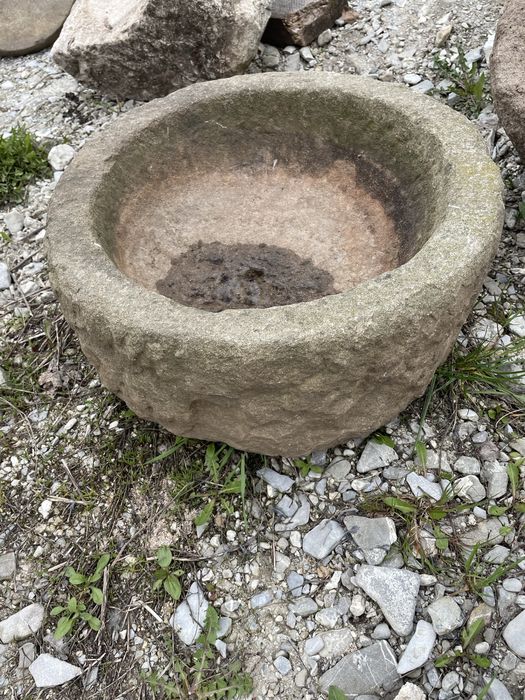 Valăuri vechi din piatră