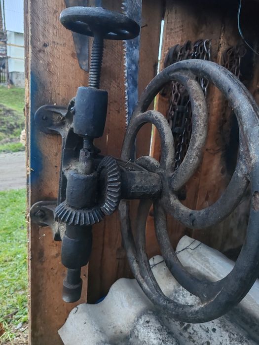 Mașină găurit manuală.