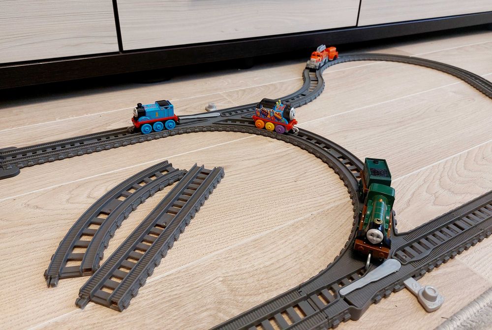Set 5 trenulete + sine si depou Thomas si prietenii / Thomas and friends