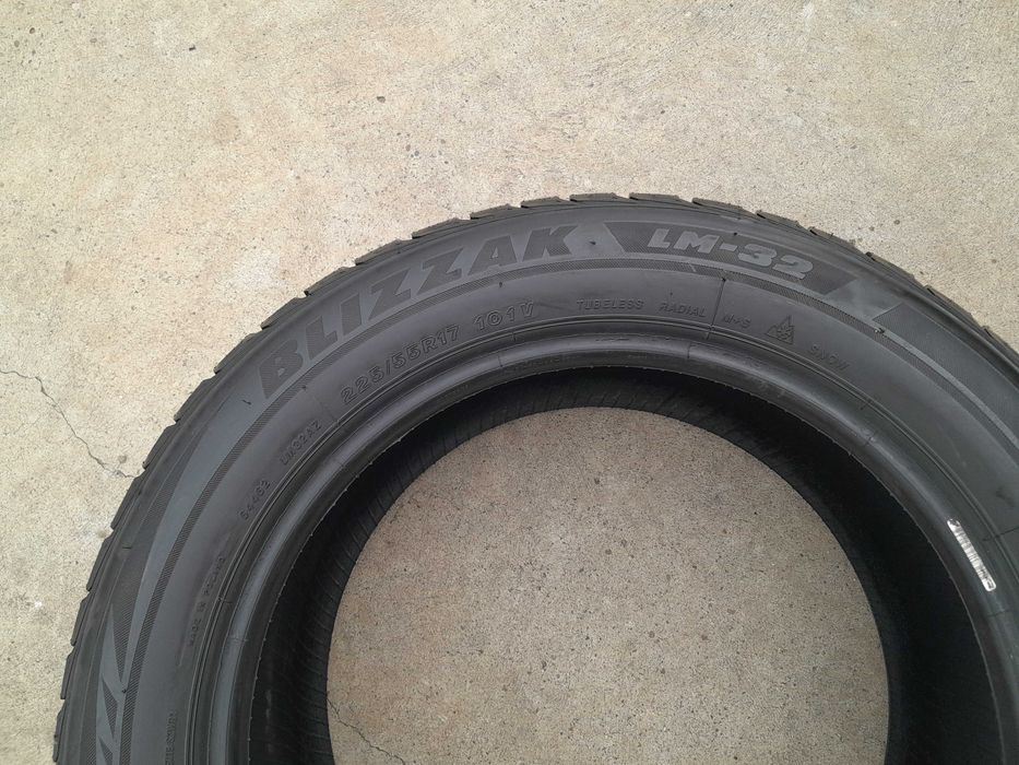 Doua anvelope de iarna 225 55 17 bridgestone blizzak LM 32 profil 8 mm