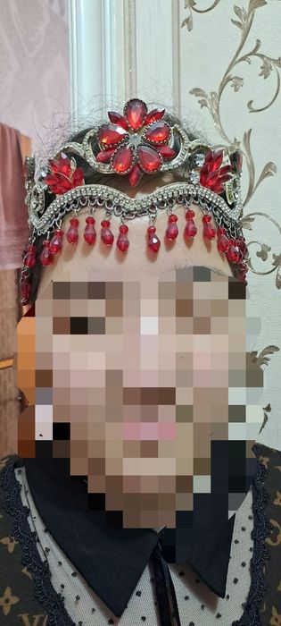 Kelinlar uchun ansambl koʻyleklar va fata diademalar