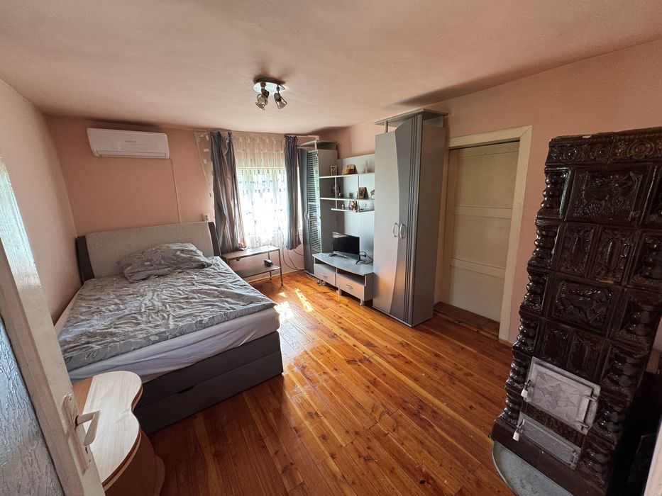 Casa de vanzare in Beznea-6452 mp teren,livada si 2 case