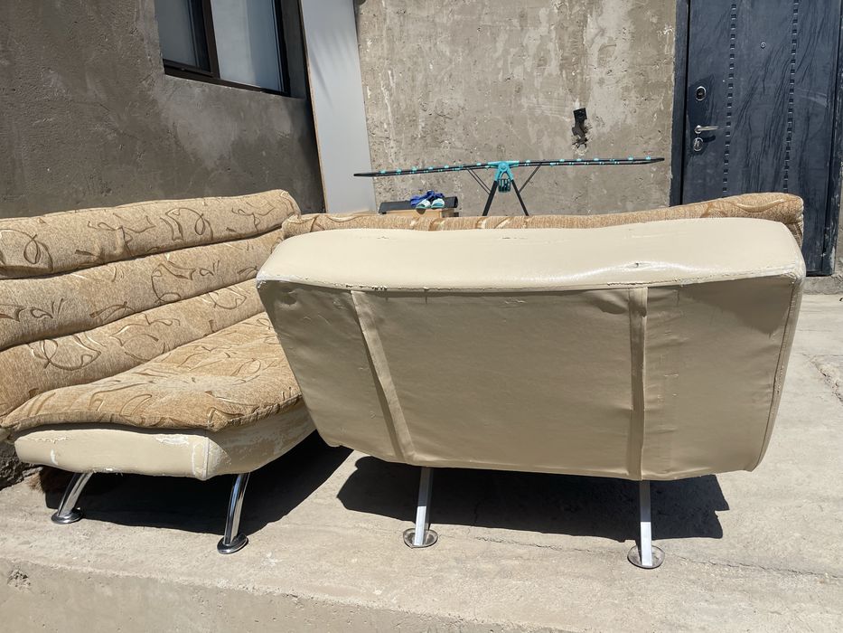 Диван с двумя креслами