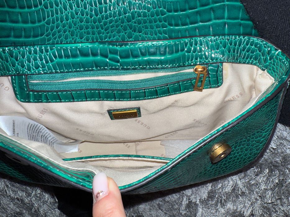 кожена чанта Guess