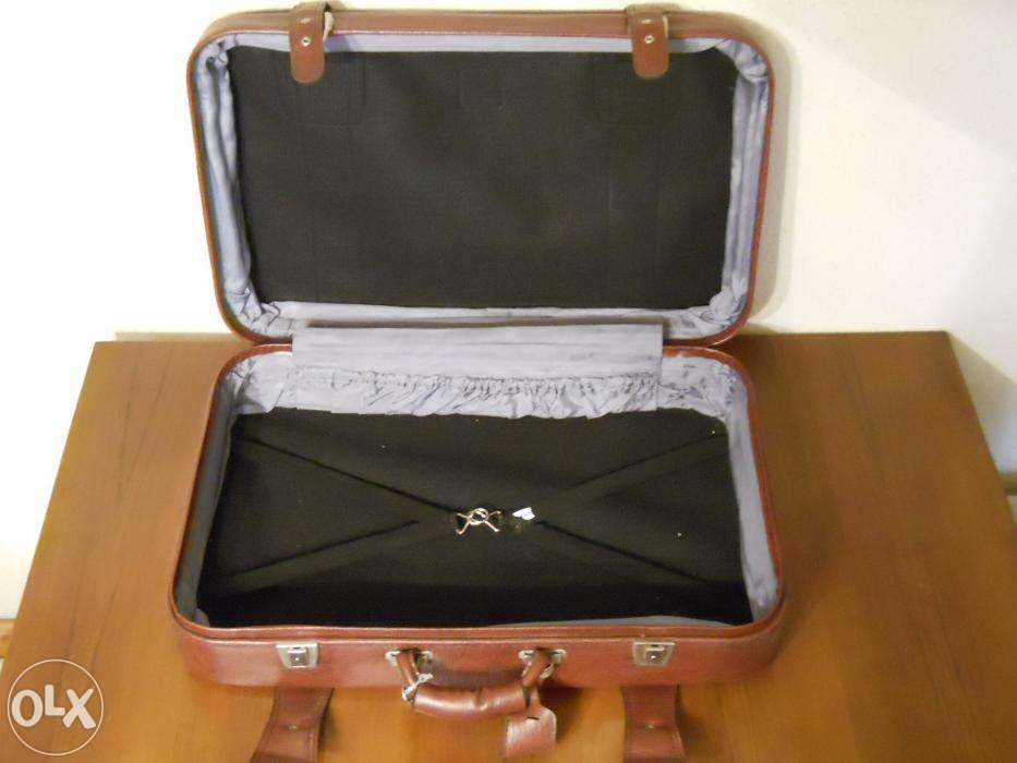 Geamantan PIM SIBIU, masura medie 66x42x18 cm, stare impecabila