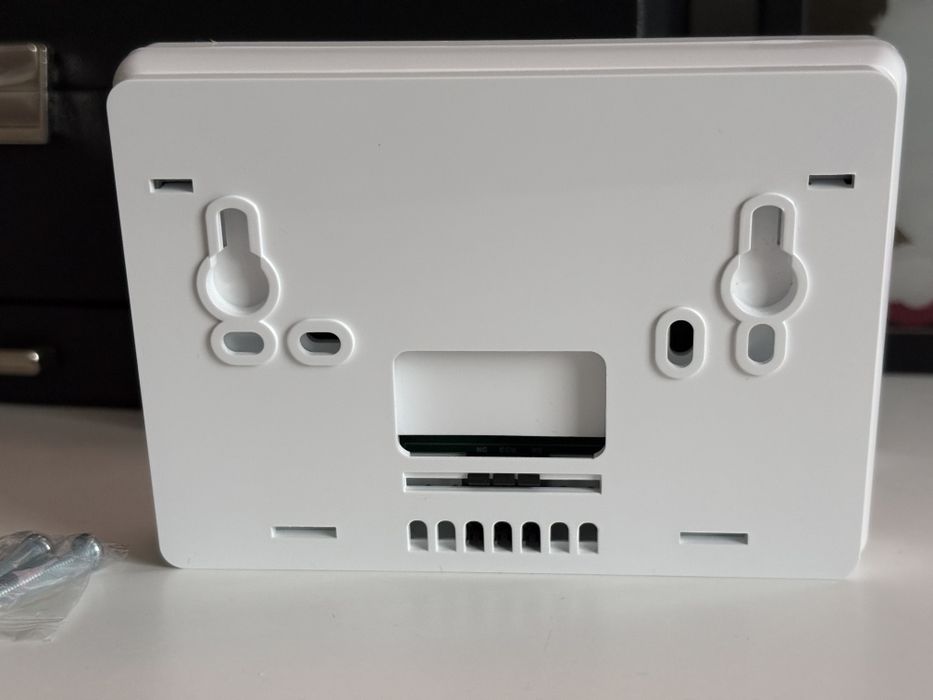 Termostat programabil pe baterii pentru centrala 2 fire