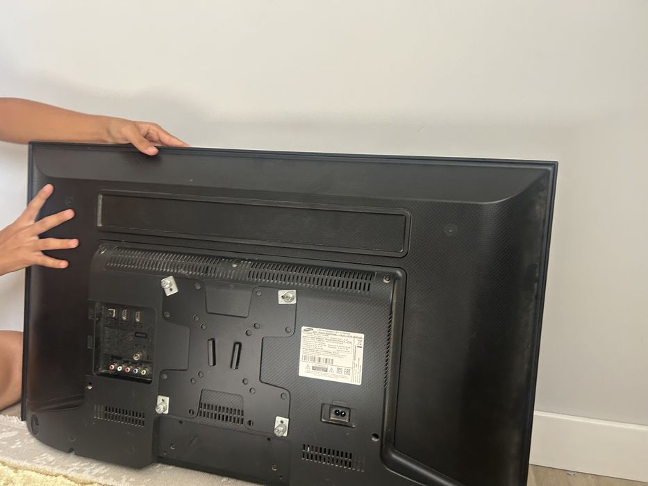 Телевизор SAMSUNG LED 40.000тг . Торг есть