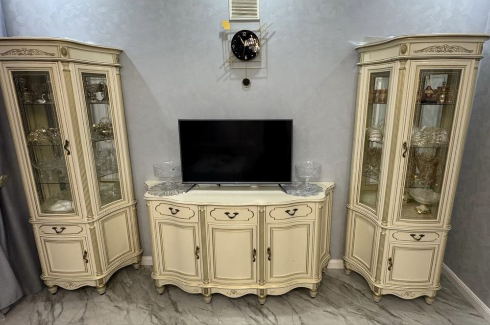 Мебель шкаф витрина