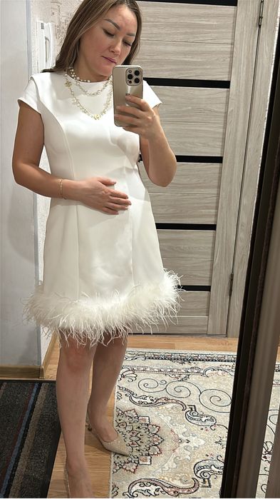 Продам платье белое с перьями