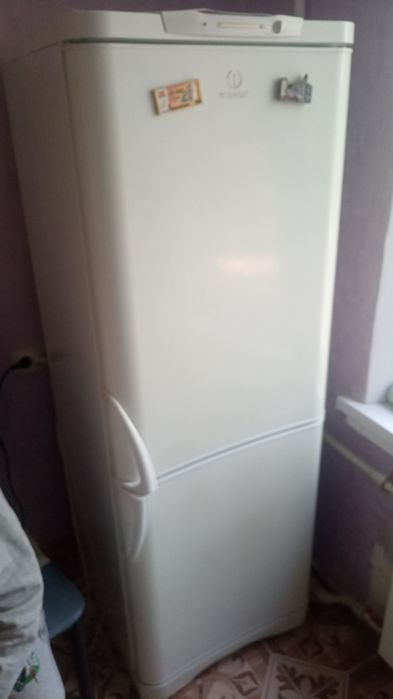 Холодильник indesit