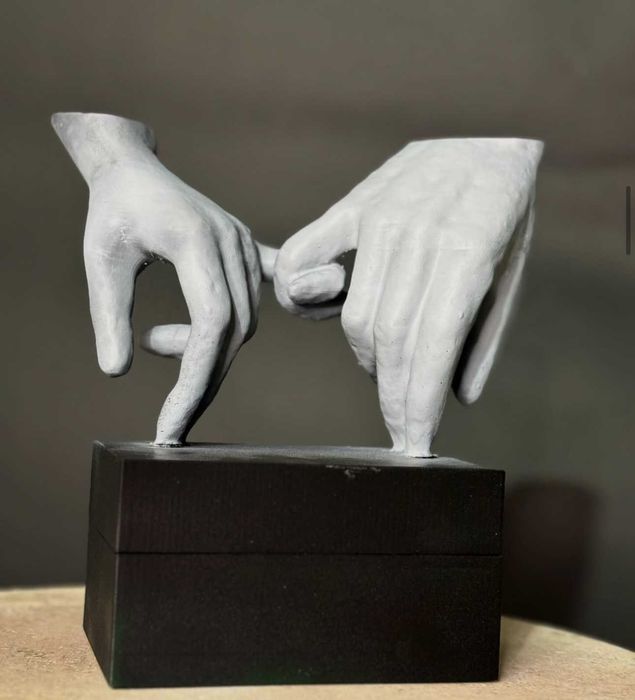 Статуя РЪЦЕ " ДЪРЖ ME "