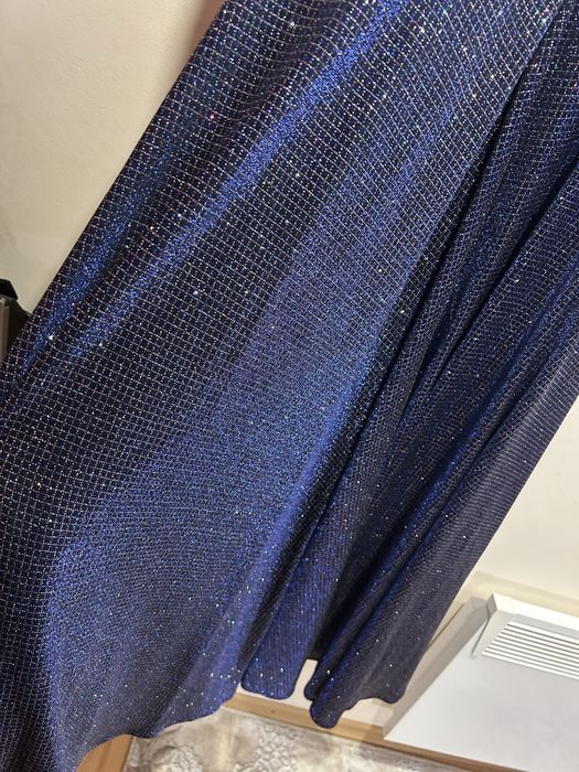 Официална вечерна рокля с блестящ ефект – елегантност и стил