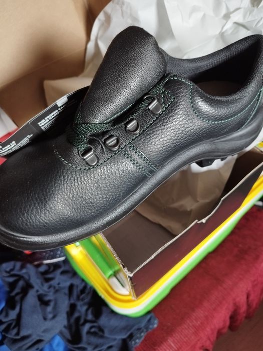 Vând încălțăminte de lucru bărbați,cu bot intarit