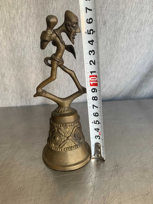 стара бронзова фигурка във формата на камбана,