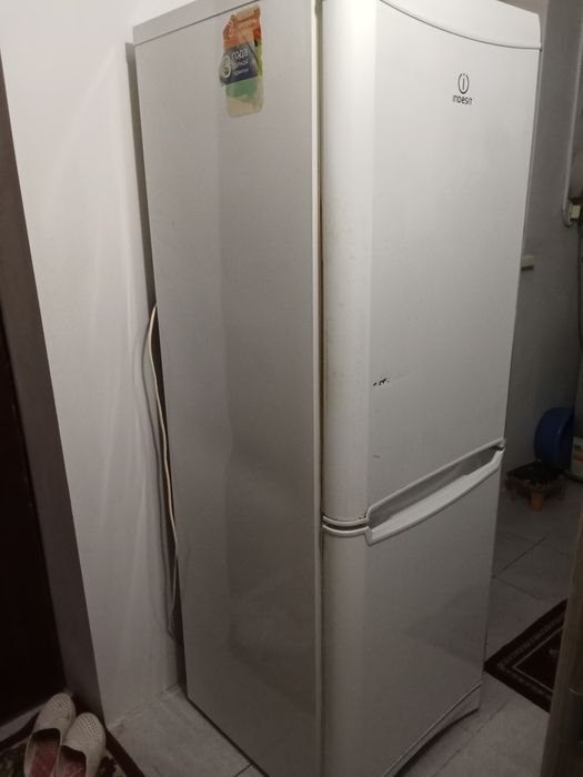 Холодильник б/у.     Срочно продам