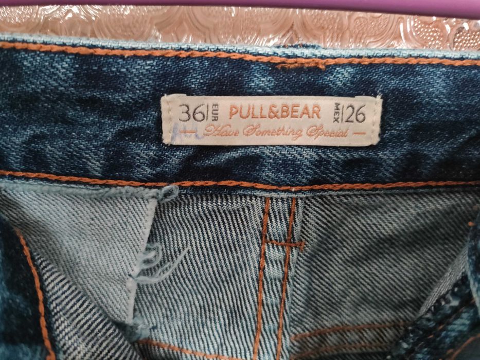 Дамски дънки Pull & Bear на кръпки, в отлично състояние. 36 номер.