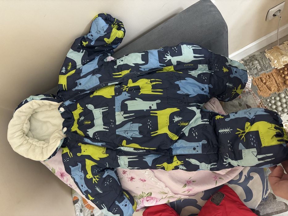 детский комбинезон и домашние тапочки