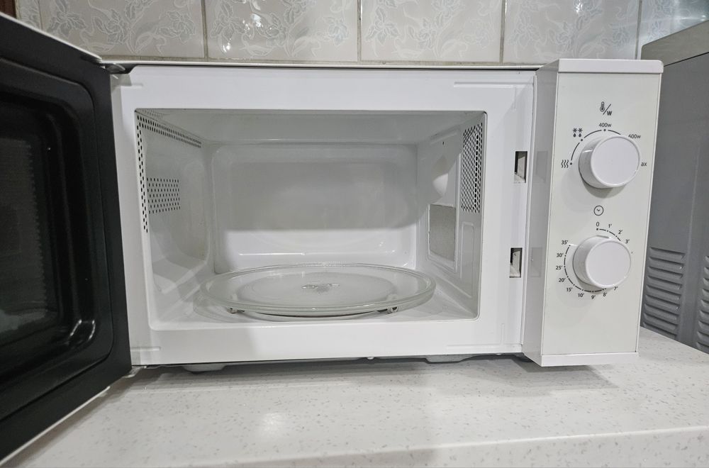 Продам микроволновку Hotpoint ARISTON бу