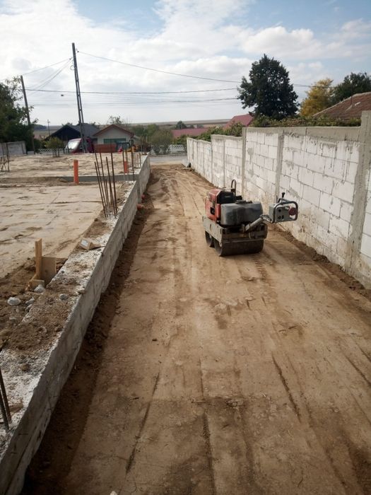 Cilindru compactor cu deservent fundații case vile alei pietonale parcări auto tot județul