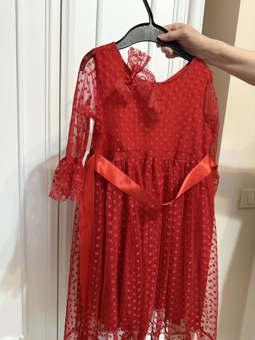 Платье красное на 6-7 лет