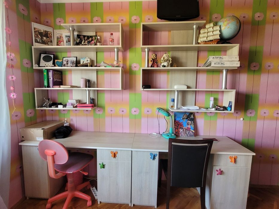 Детска спалня- 2 легла с матраци, 2 бюра и рафтове