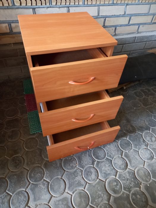 Продаётся тумбочка, б/у, высота -54 см ,ширина -42 см, глубина -40 см