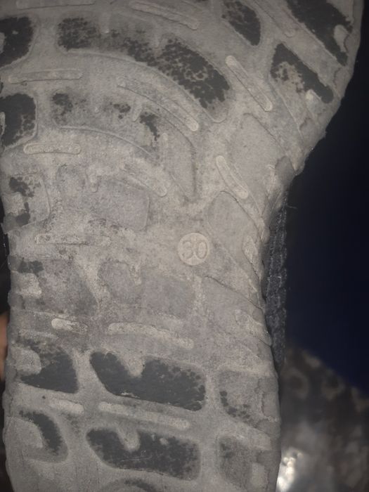 Срочно  продам изики кроссовки детские на мальчика /девочку