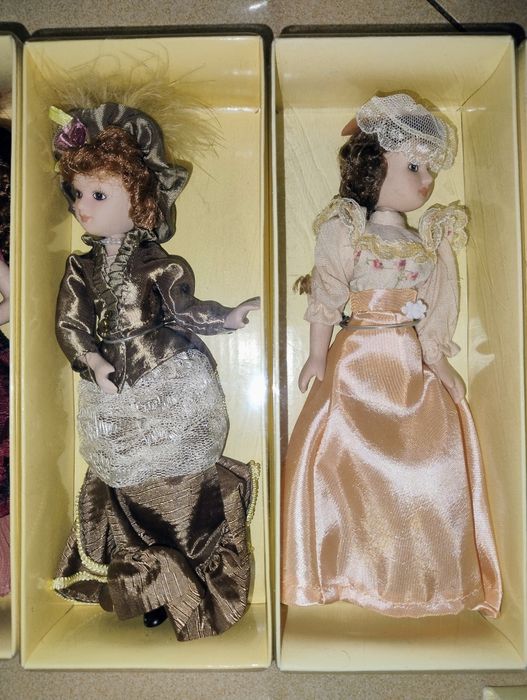 Păpuși de porțelan.