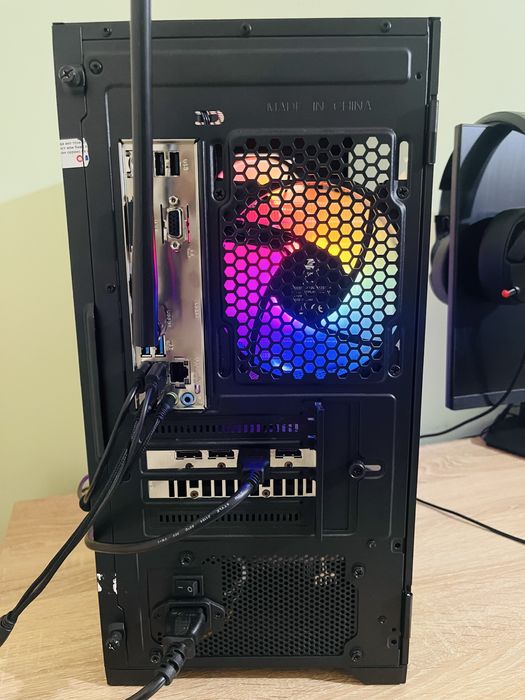 Компютър с монитор