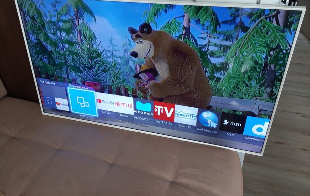Смарт телевизор Samsung 101см. Белые рамки.