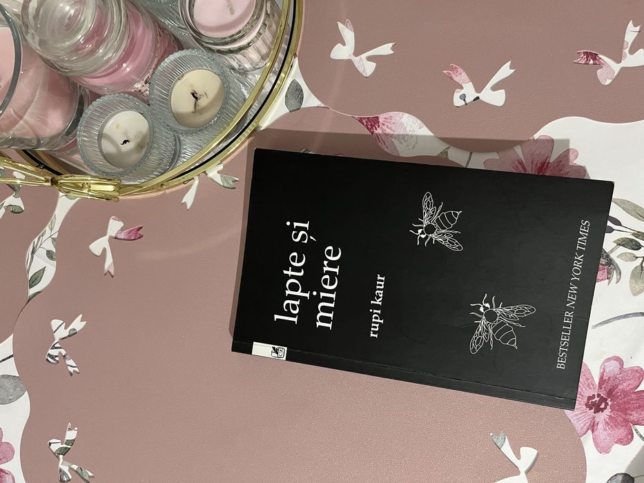 Set cărți Rupi Kaur "Soarele și florile sale" și "Lapte și miere"