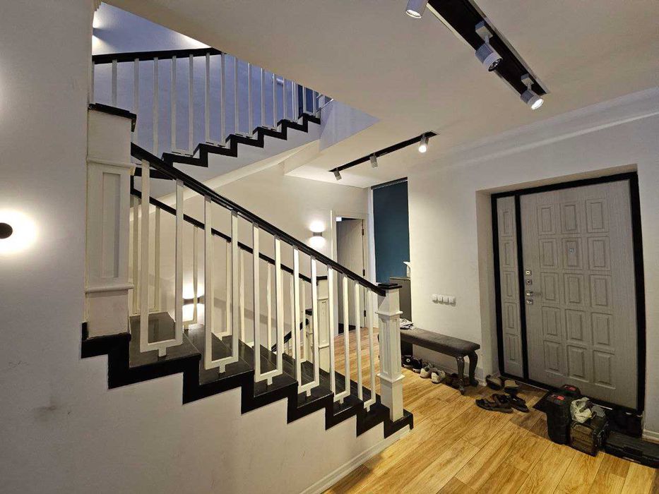 Продается собственный трехуровневый кирпичный дом