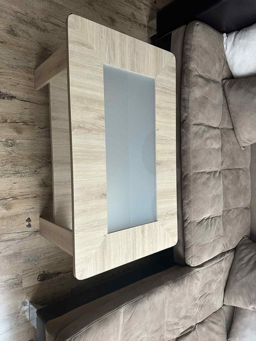 Разтегателен диван и маса