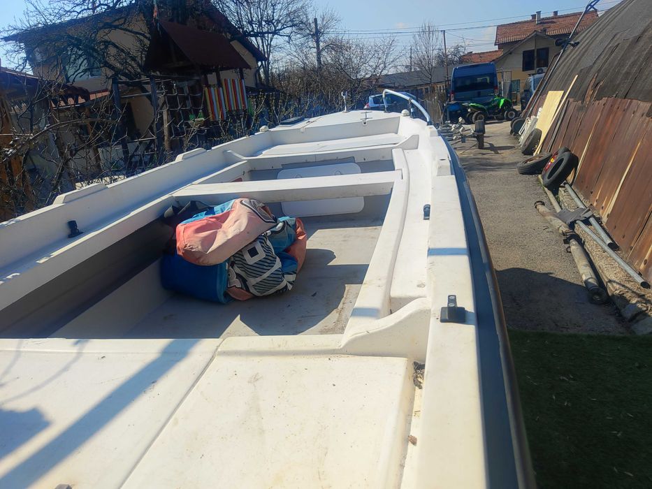 Лодка с двигател