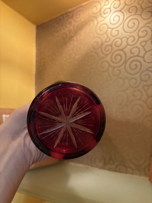 Vază din cristal rubin tăiat manual – piesă decorativă deosebită