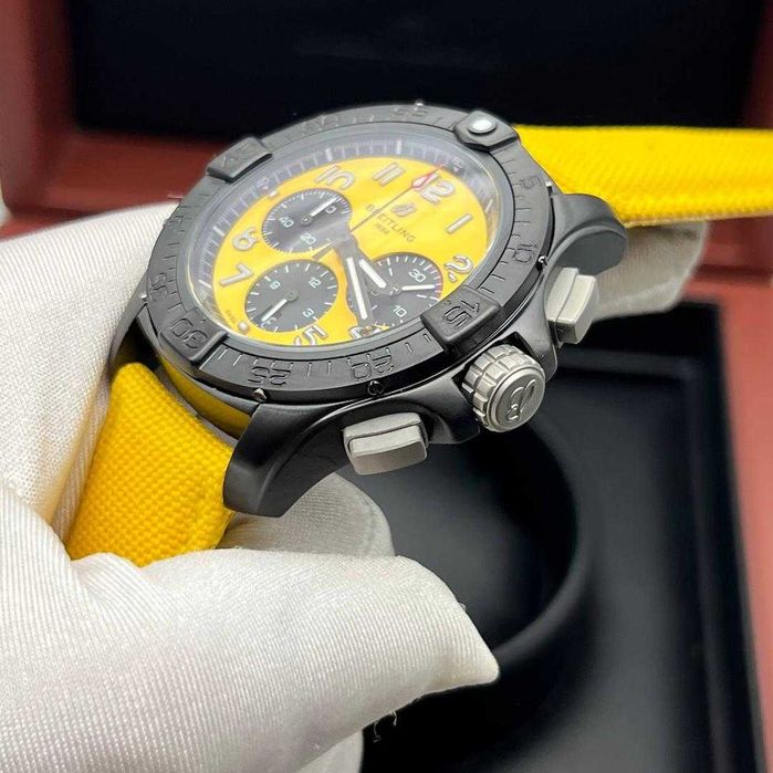 Breitling Avenger B01 Chronograph cu mecanism quartz