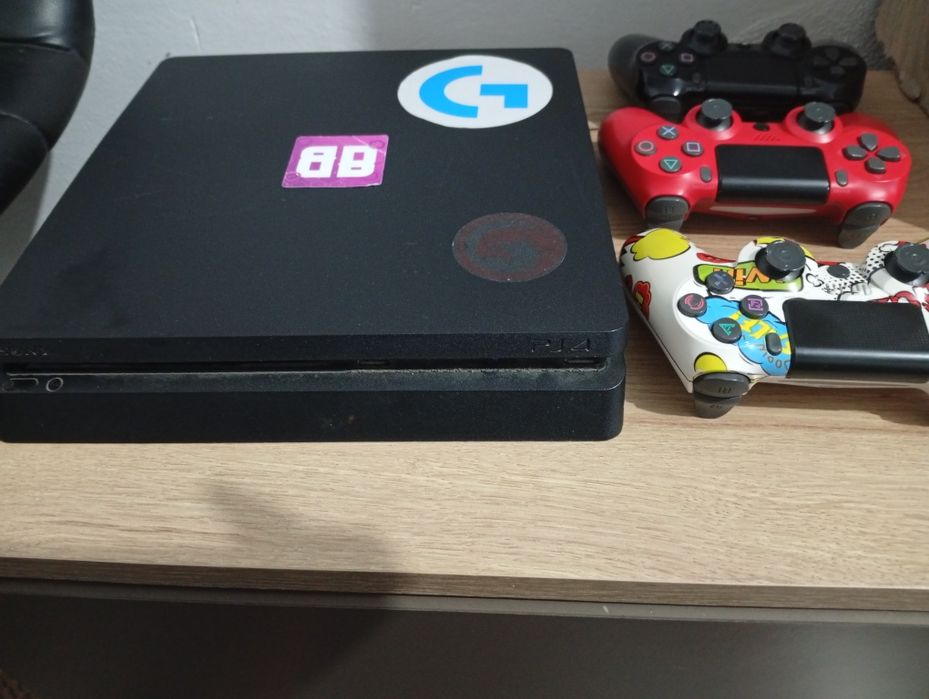 Ps4 slim 1 TB cu 3 manete