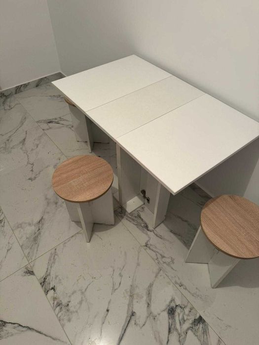 Masă rabatabilă cu tabureți