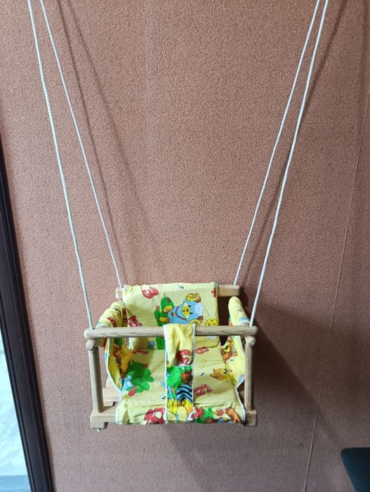 Качеля детская деревянная.